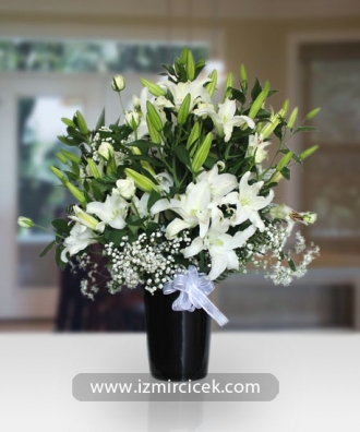 Siyah Seramik Saksıda Beyaz Lilyum Çiçekleri