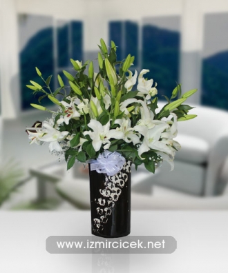 Siyah Batik Vazoda Beyaz Lilyum Çiçekleri