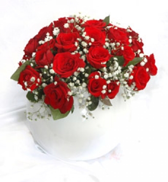Beyaz Vazoda Kırmızı Gül Çiçek