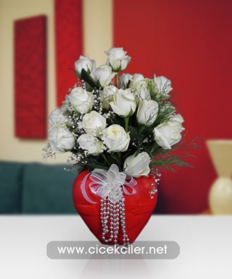Cam Kalp Vazoda Beyaz Güller