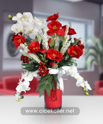 Vazoda Kırmızı Beyaz Yapay Çiçek