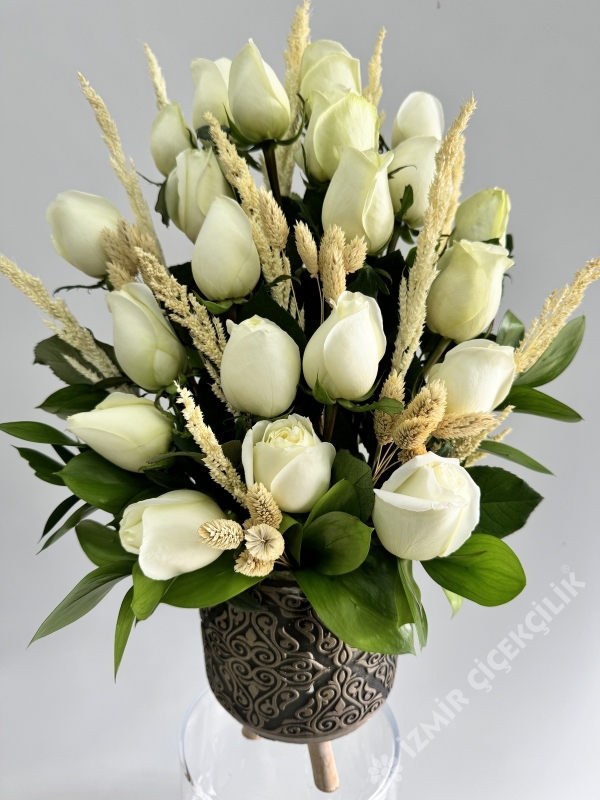 Ayaklı Vazoda Beyaz Güller