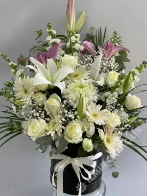 Kutuda Beyaz Çiçek Aranjmanı