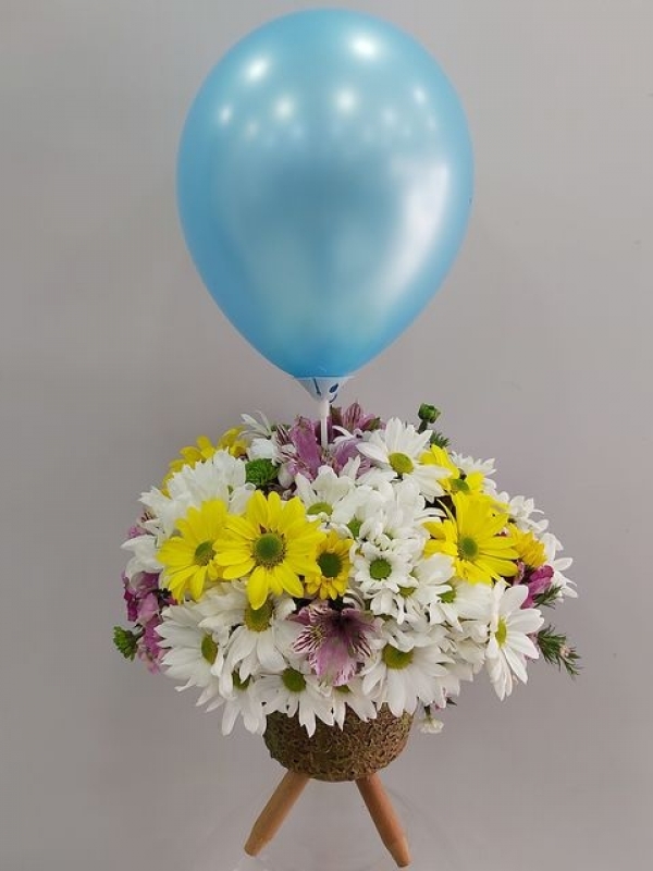 Ayaklı Vazoda Balonlu Erkek Bebek Çiçeği